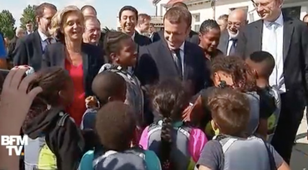 Emmanuel Macron mécontent de son salaire à l'Elysée ? Une drôle de rélfexion devant les enfants (vidéo)
