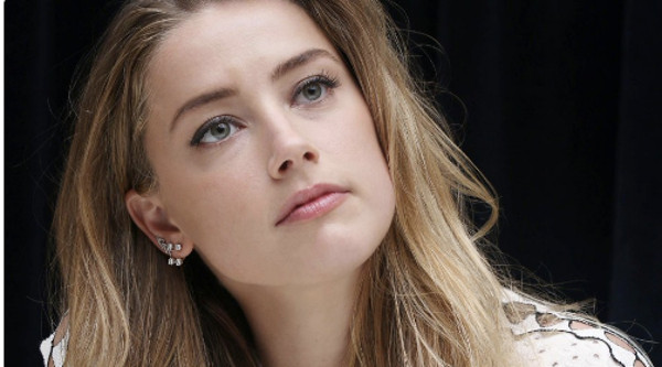 Amber Heard, l'ex de Johnny Depp, en Mera dans Justice League. Première photo dévoilée