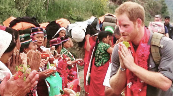 Le Prince Harry se rend aux côtés des réfugiés, au Népal (photos)