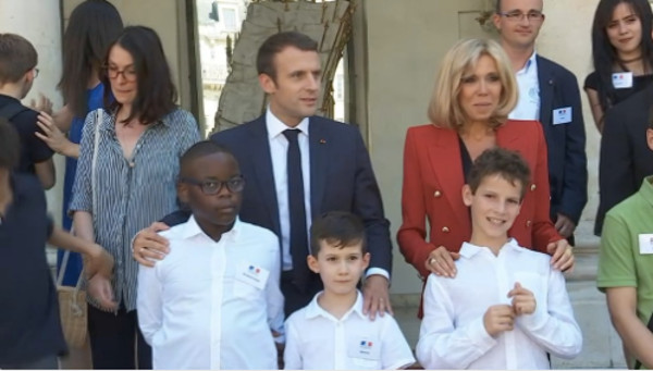 Brigitte Macron complimentée sur son style par des enfants (photo)