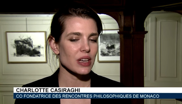 Charlotte Casiraghi, sérieuse et posée pour les rencontres philosophiques de Monaco (vidéo)