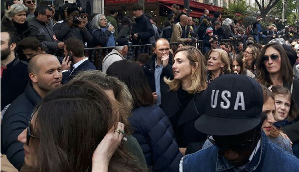 Julie Gayet photographiée au rassemblement anti Front National (Photo)