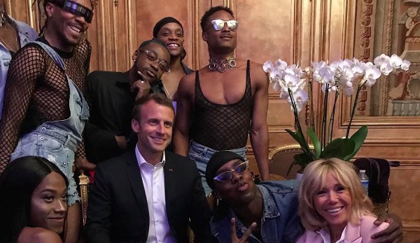 La photo du couple Macron à l'Elysée avec des danseurs moqué par des députés