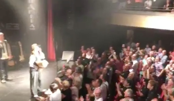 Sheila au top et bien entourée pour son show, le premier depuis la mort de son fils Ludovic (vidéo)