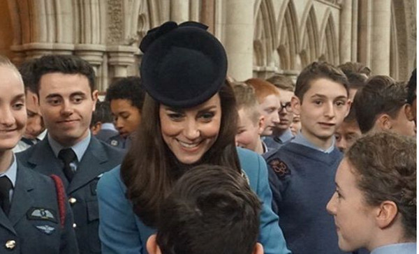 Kate Middleton s'affiche encore avec des cheveux gris (photo)