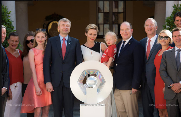 Charlène de Monaco superbe avec des cheveux courts en l'honneur de l'As Monaco