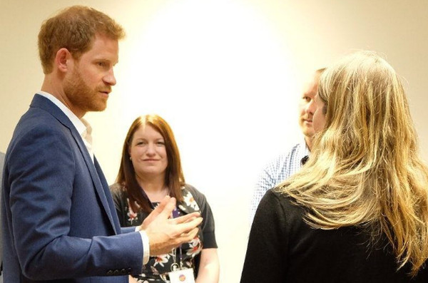 Kate Midd­le­ton enceinte de son troisième enfant. L'étrange réaction du prince Harry (vidéo)