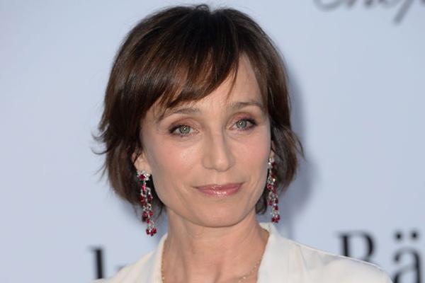 Kristin Scott Thomas grimée en Johnny Hallyday (photo)