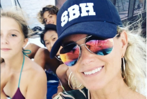 Très bien entourée, Laeticia Hallyday affiche un sourire radieux à Saint Barth