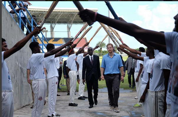 Le prince Harry gêné après une question sur Meghan Markle aux Bermudes