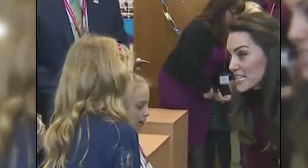 Kate Middleton fait une partie de billard avec les enfants atteints de troubles mentaux (vidéo)