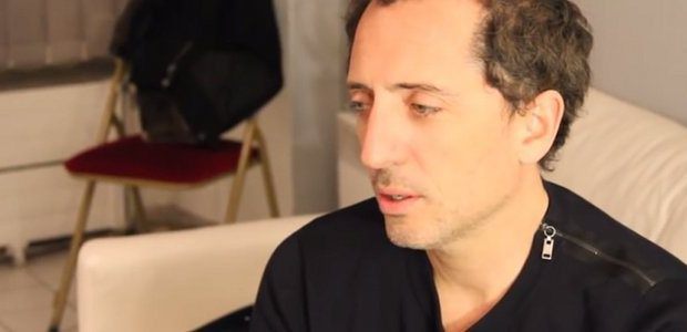 Apaisé par Charlotte Casiraghi, Gad Elmaleh s'affiche en forme à Grenoble (vidéo)