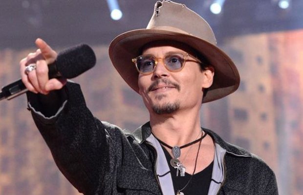 A cause de Vanessa Paradis, Johnny Depp en prend pour son grade