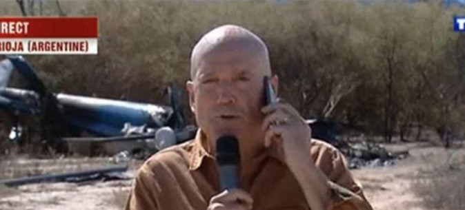 Louis Bodin (Dropped) incendié après son inter­view devant la carcasse de l'hélico