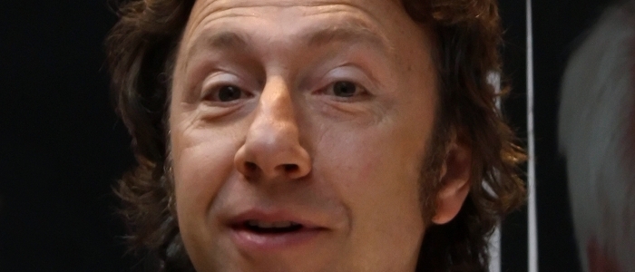 Stéphane Bern couvre de fleurs Cyril Hanouna et Nikos Alia­gas