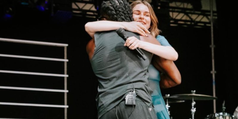 Adèle Castillon met fin aux rumeurs avec Jordan Bardella