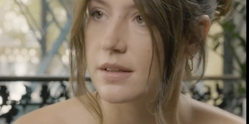Adèle Exarchopoulos enceinte ? la vraie raison de son ventre arrondi