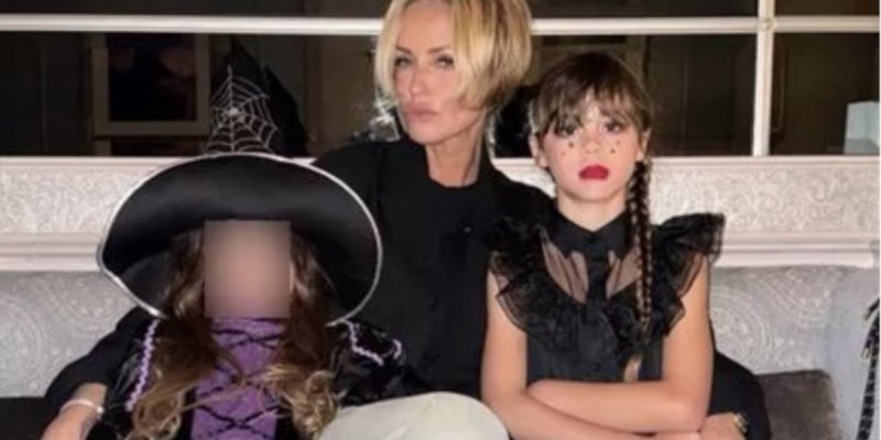 Adriana Karembeu en mode Halloween à Disneyland ! Sa fille Nina déguisée en star d'une série Netflix