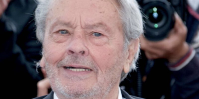 Alain Delon : la question de sa bisexualité relancée