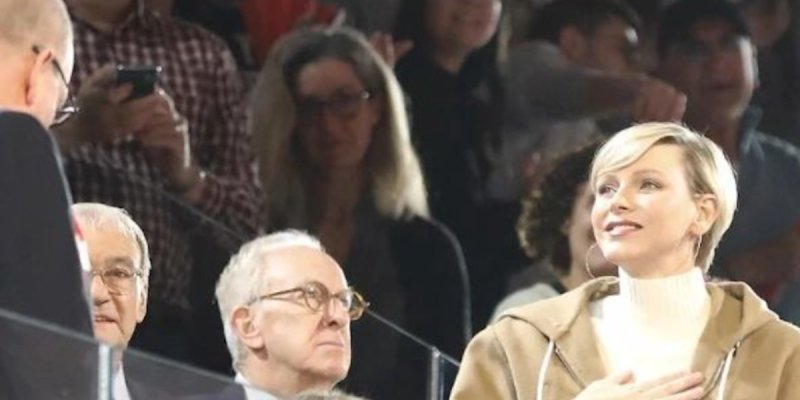 Albert et Charlène de Monaco : Inébranlables lors d'une apparition surprise avec leurs jumeaux au Stade Louis II