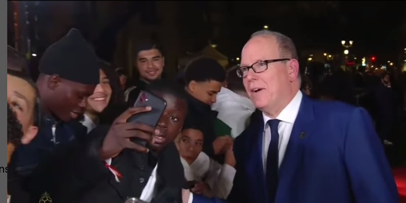 Albert de Monaco brille au Ballon d'Or 2023 en l'absence de Charlène, il se prête au jeu des selfies