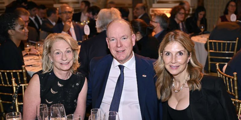 Albert de Monaco à New York en « charmante compagnie »... où était Charlène ?