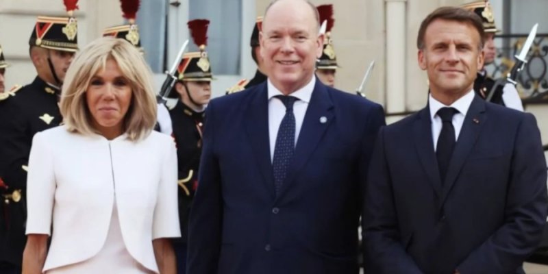 Le prince Albert seul à l'Élysée : où était Charlène de Monaco ?