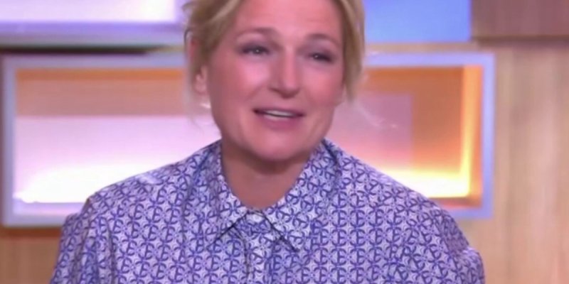 Anne-Elisabeth Lemoine s'emmêle les pinceaux face à Charline Vanhoenacker : fou rire sur C à Vous !