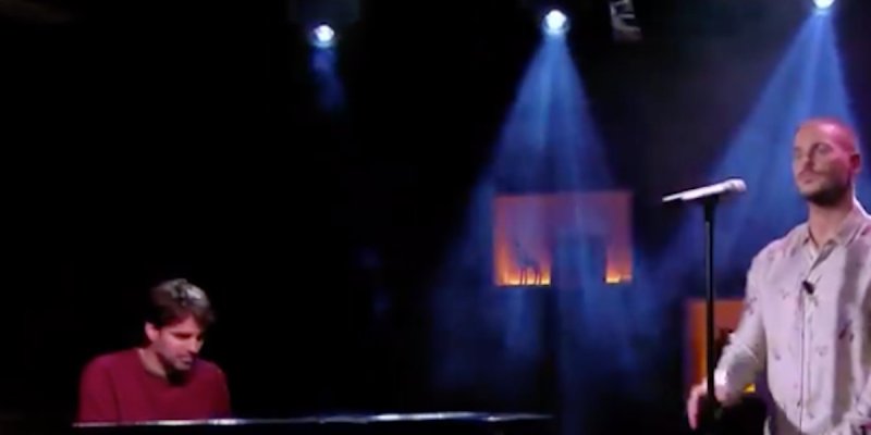 Anne-Elisabeth Lemoine gênée face à M. Pokora, une histoire de gros sous sur C à Vous (vidéo)