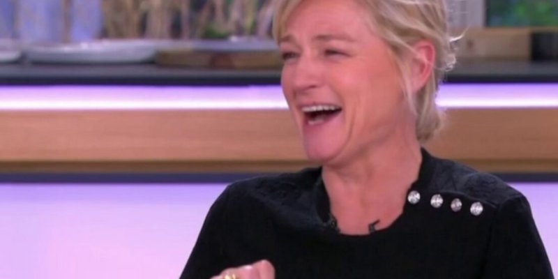 « Toutes nos excuses… » : Anne-Elisabeth Lemoine s'explique après un bug cocasse dans C à vous
