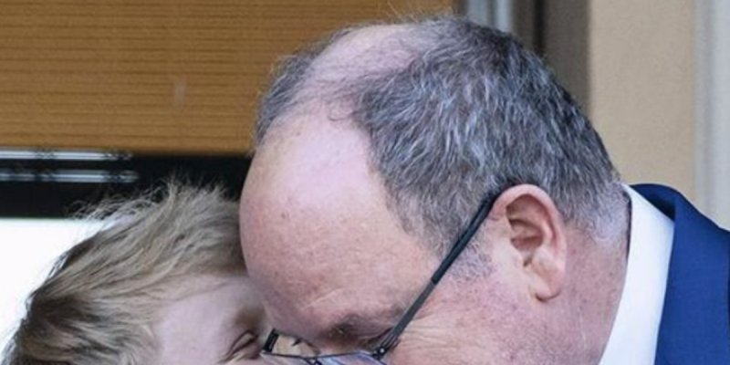 Attentif et complice, Albert de Monaco, confident de Jacques, tourmenté par l'absence de sa mère