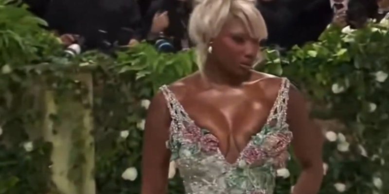 Aya Nakamura souffre au Met Gala avec une robe Balmain (vidéo)