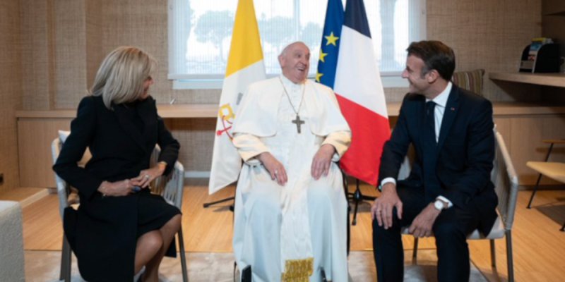 Brigitte et Emmanuel Macron : retour en urgence pour le Pape