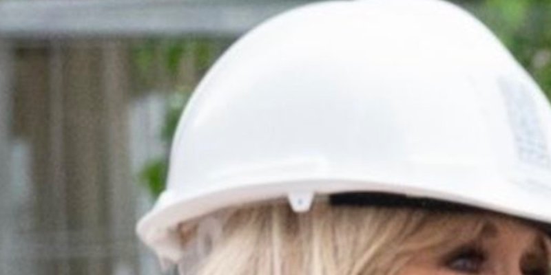 Brigitte Macron, sa visite à Notre-Dame de Paris éclipsée par des commentaires sournois qui font mal (photo)