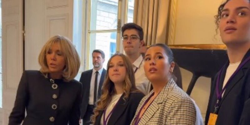 Sous le charme de Brigitte Macron « humble » : La Star Academy en pèlerinage à l'Élysée