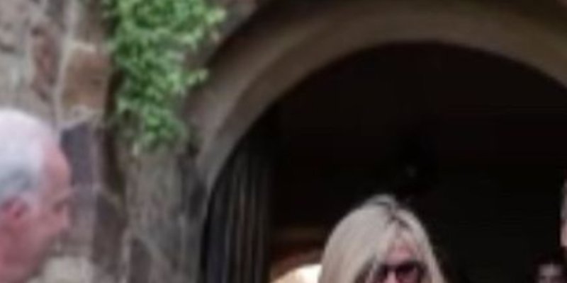 Brigitte Macron ultra fine et superbes jambes, une « sortie » en cachette à Brégançon exhumée