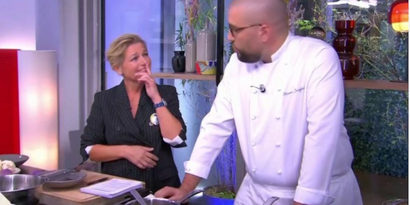 C à Vous : Anne-Élisabeth Lemoine victime d'un accident de cuisine en direct, sa curieuse réaction