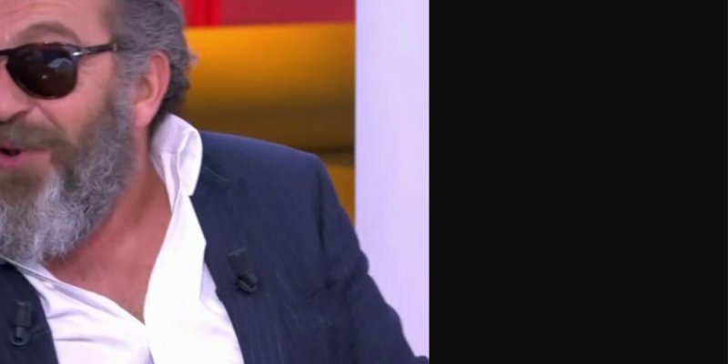 C à Vous : Patrick Timsit métamorphosé face à Anne-Elisabeth Lemoine - les fans stupéfaits par sa nouvelle apparence (photo)