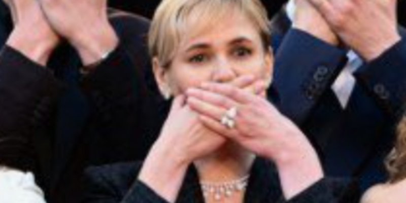 Cannes 2024 : Judith Godrèche acclamée par des femmes en larmes, son geste déchirant