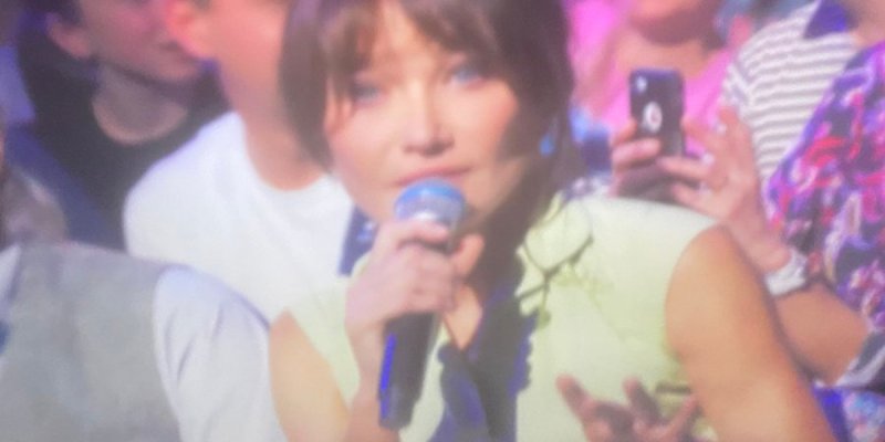 Carla Bruni enflamme la scène des Enfoirés 2023 : Versace n'a qu'à bien se tenir !