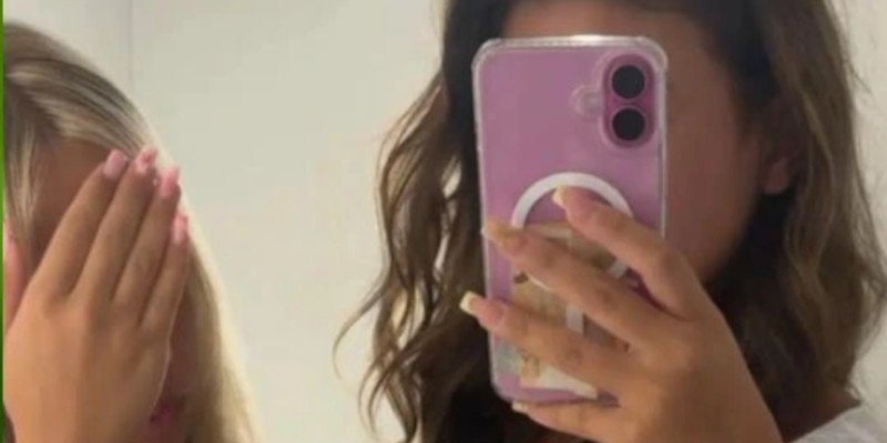 Carla Bruni et Cyril Hanouna : leurs filles, nouvelles BFF fashion
