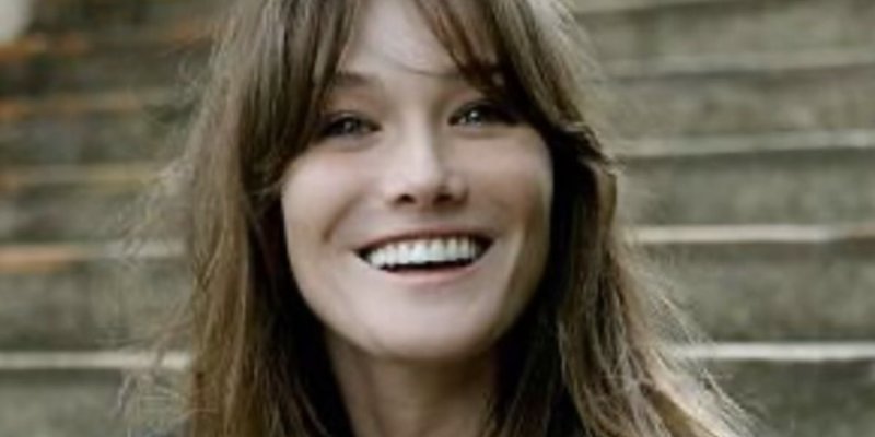 Carla Bruni-Sarkozy : Emily in Paris lui fait revivre un moment effrayant