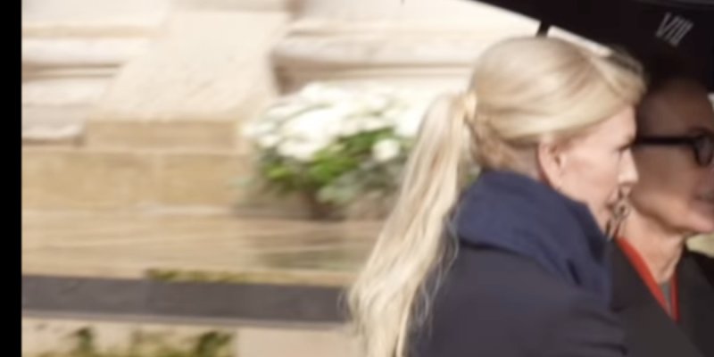 Carole Bouquet et Brigitte Macron perturbés aux obsèques de Michel Blanc (vidéo)
