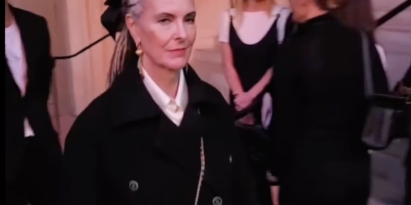 Carole Bouquet : sa transformation capillaire étonne au défilé Chanel