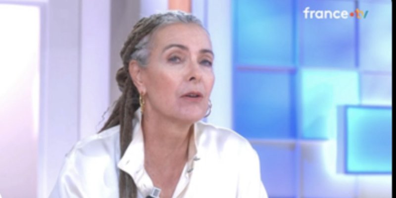 Carole Bouquet, la raison surprenante de ses tresses au défilé Chanel !