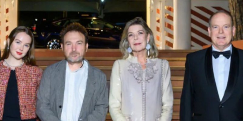 Caroline de Monaco brille au Monte-Carlo Beach Club avec Alexandra de Hanovre