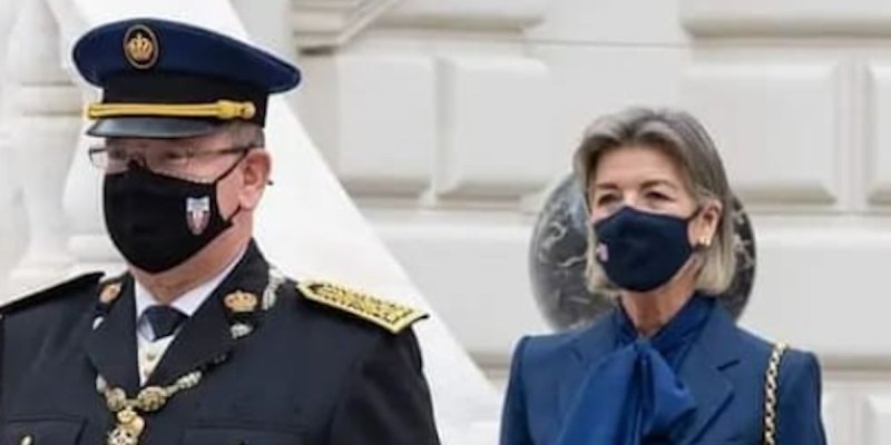Caroline de Monaco imperturbable face aux violentes attaques, placide derrière Albert à la cour d'honneur du Palais