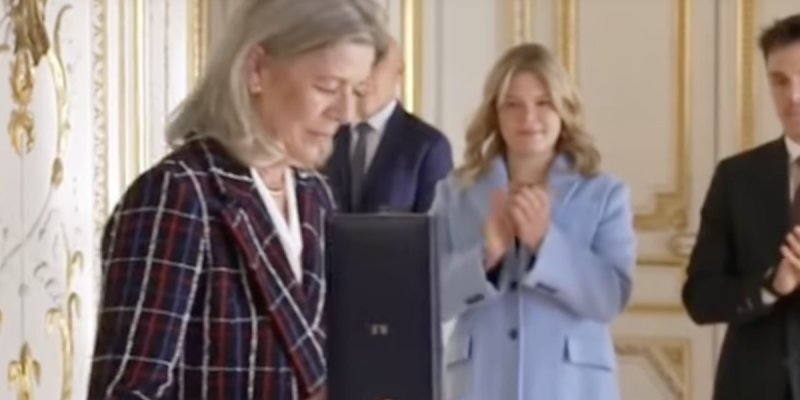 Caroline et Stéphanie de Monaco décorées par la France