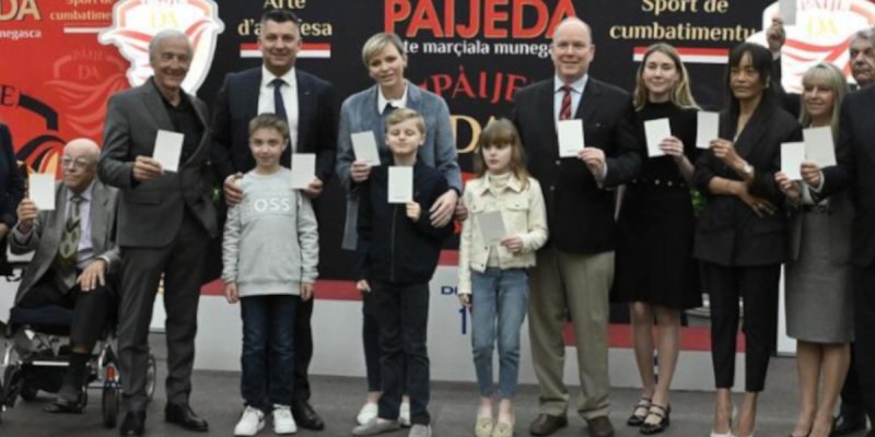 Charlène et Albert de Monaco, une rare sortie en famille, une journée sportive inoubliable avec leurs jumeaux 