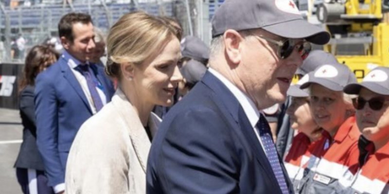  Charlène de Monaco au bras d'Albert pour soutenir les bénévoles du Grand Prix